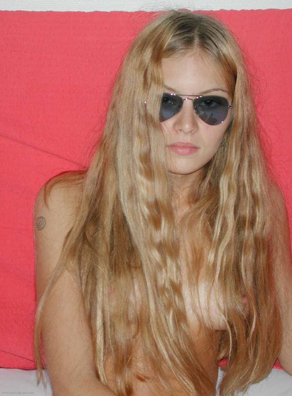 Εικόνα # 4 από τη συλλογή Κόκκινο πορτοφόλι Katya και γυαλιά ηλίου