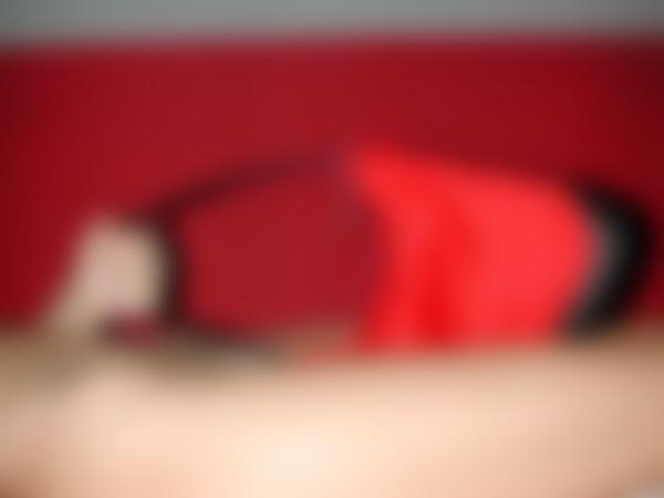 Gambar # 8 dari galeri Dompet merah Katya dan kacamata hitam