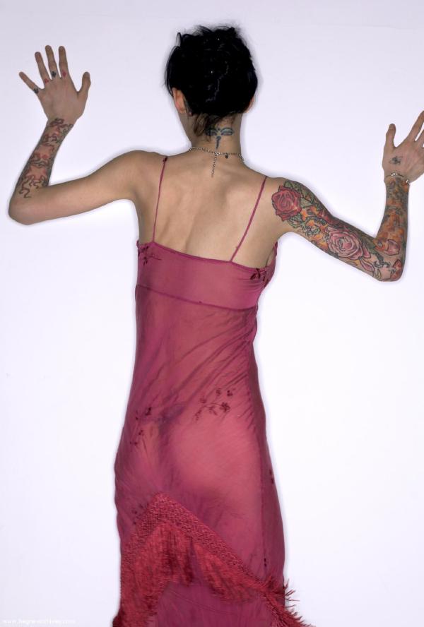 Image n° 2 de la galerie Lza dans une robe pourpre