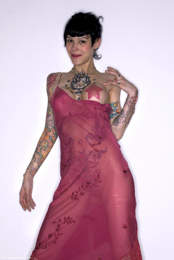 Attēls #6 no galerijas Lza purpursarkanā kleitā